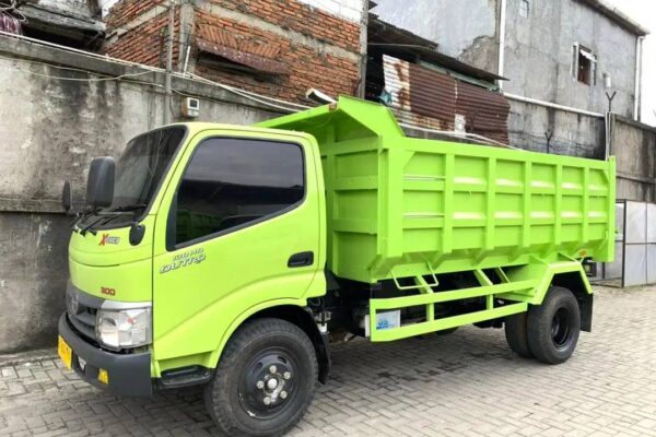 Hino 300 Dutro 130 HD: Truk Tangguh untuk Kebutuhan Logistik dan Niaga