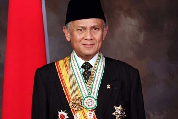 Bacharuddin Jusuf Habibie: Ilmuwan Jenius dan Presiden Visioner